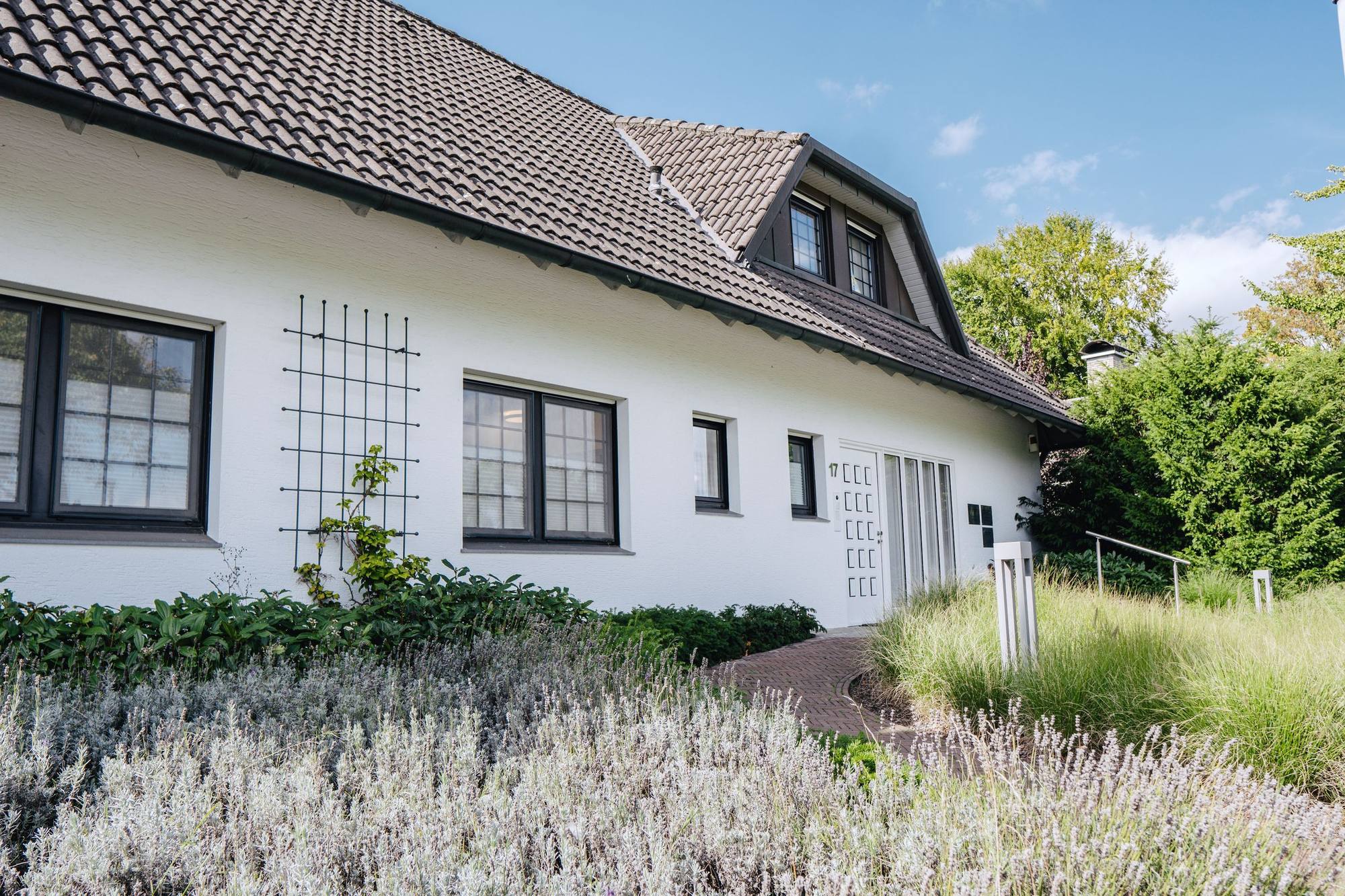 Das Praxishaus an der Alten Salzstraße mit Lavendel im Vordergrund